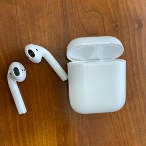 Apple AirPods Gen 1 (Lightning charge)